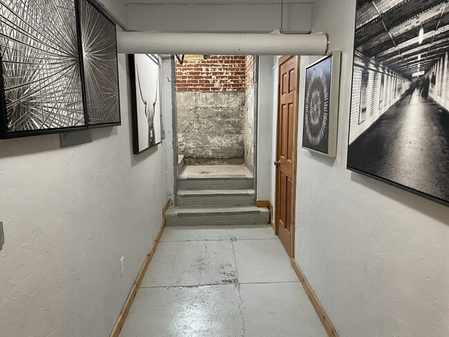 Building Photo - 418 W Callender St