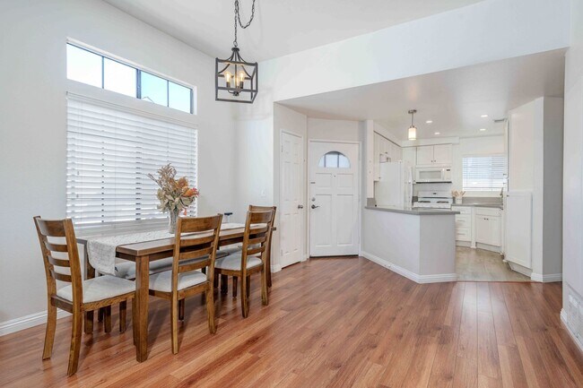 Building Photo - Gated 2BR Condo with Pool View