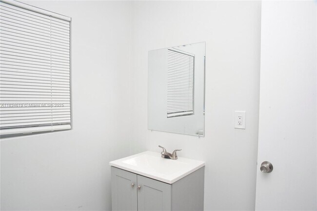 Building Photo - 4105 N Ocean Dr