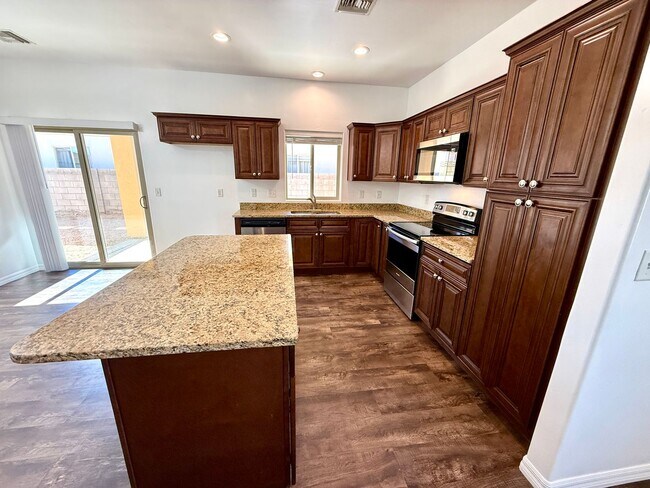 Building Photo - Great 3 Bedroom, 2 Bathroom Home Centrally Located- Available Now!