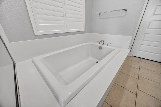 Building Photo - Charming 3-Bedroom Haven in Elk Grove with 2 Full Baths and 1603 Sq Ft of Comfort!