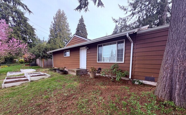 Building Photo - Spacious three bedroom rambler in Shoreline!