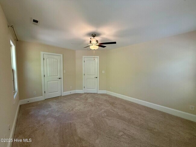 Building Photo - 300 Mashie Ct