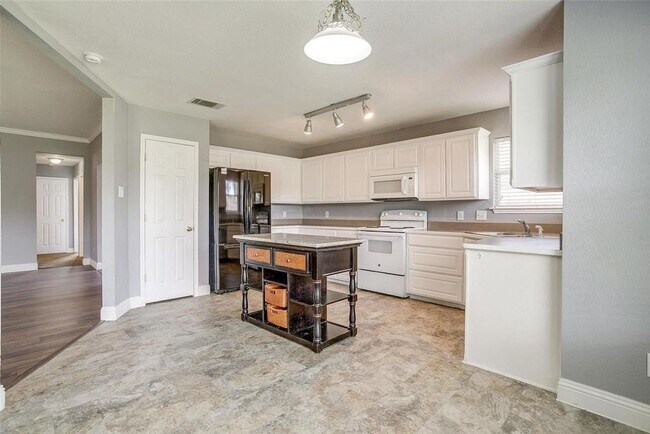 Building Photo - 578 Tanglewood Dr