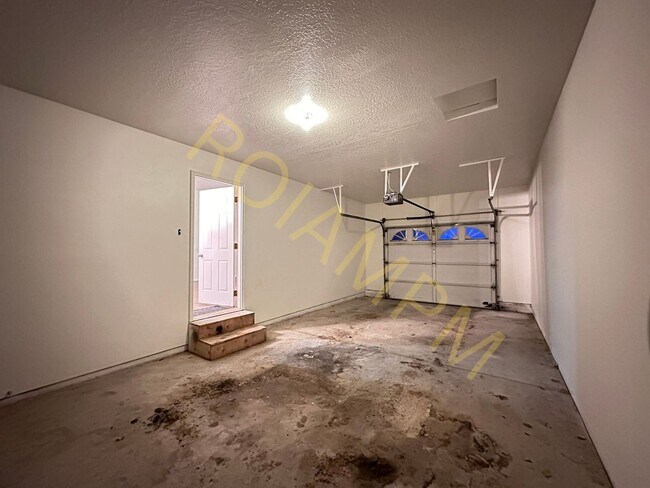 Building Photo - 180 E Lake St