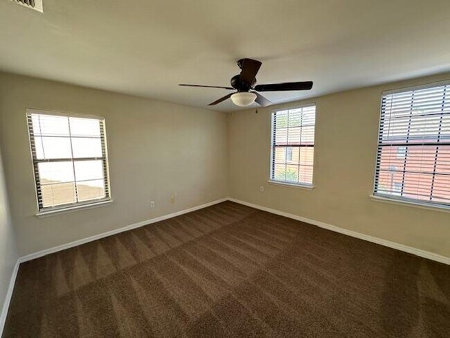 Building Photo - 2 Bedroom 2 Bathroom Townhome is Siena at Celebration with attached 2 Car Garage