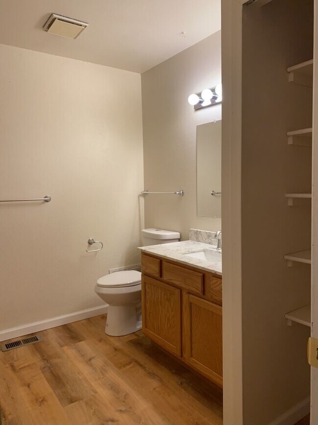 Building Photo - Spacious West-Side Tri-Level Home