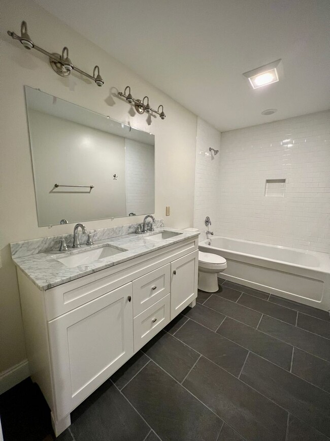 Building Photo - Beautifully Renovated Home!  5 Bedroom, 3 ...