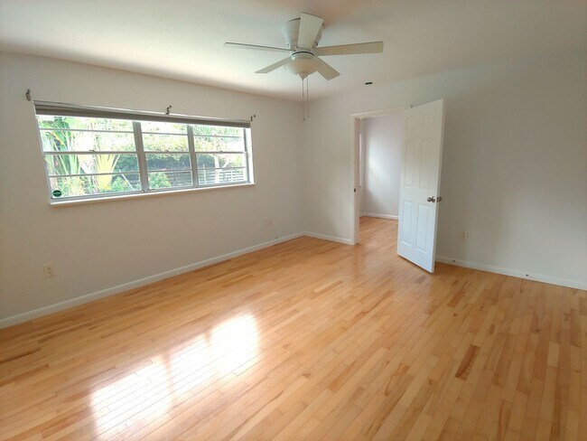 Building Photo - Stunning Pool Home in Sapphire Shores – West of the Trail Near the Ringling Museum