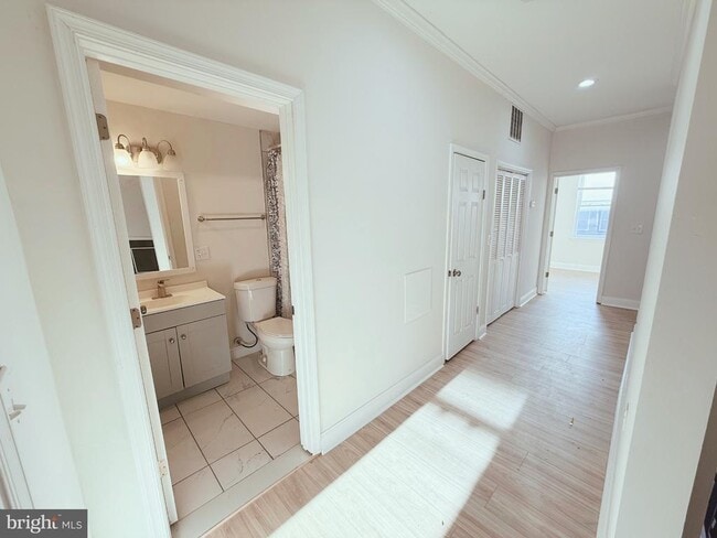 Building Photo - 714 Dolphin St