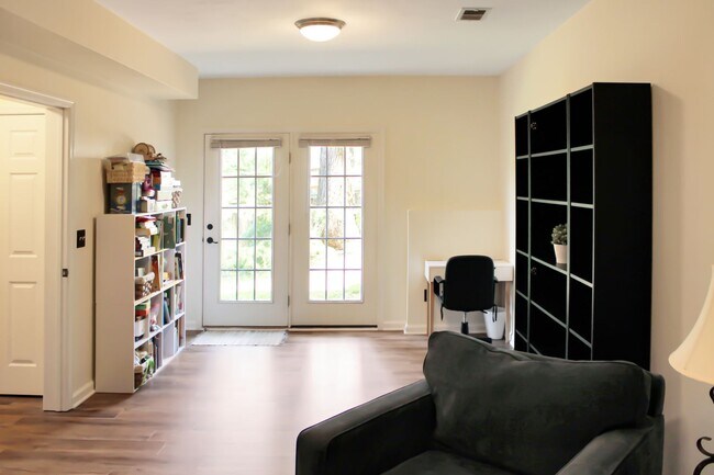 Building Photo - Fully furnished - single family