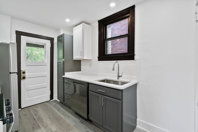 Building Photo - 3 bed 1 bathroom - central air, outdoor sp...