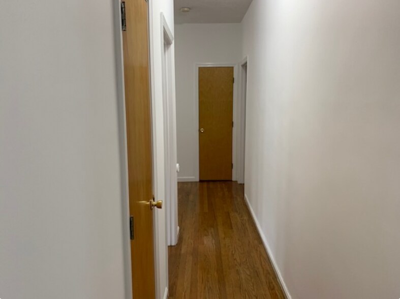 Building Photo - 148 Oxford St