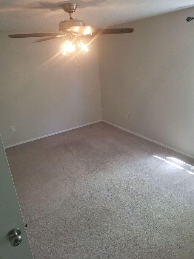 Building Photo - 916 Chatsworth Dr