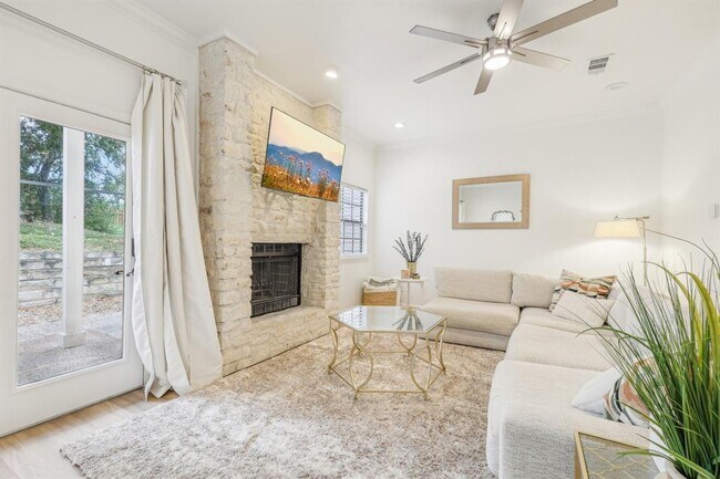 Building Photo - 2201 Lakeway Blvd