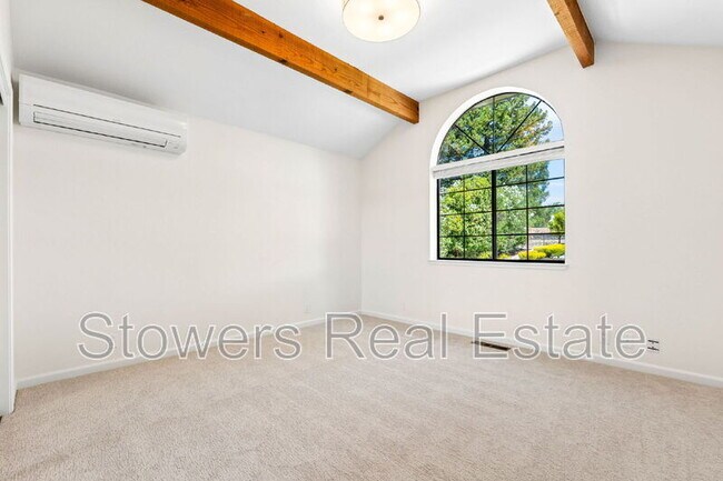 Building Photo - 1121 Douglas Ct