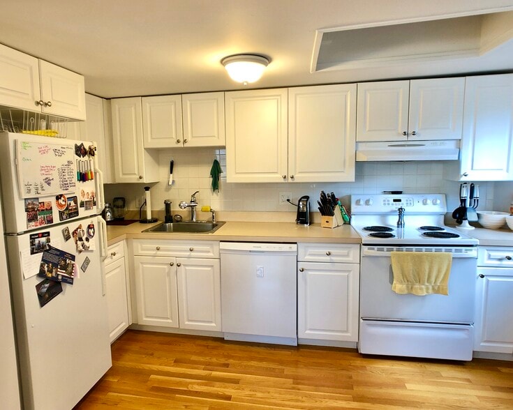 Building Photo - 592 Centre St