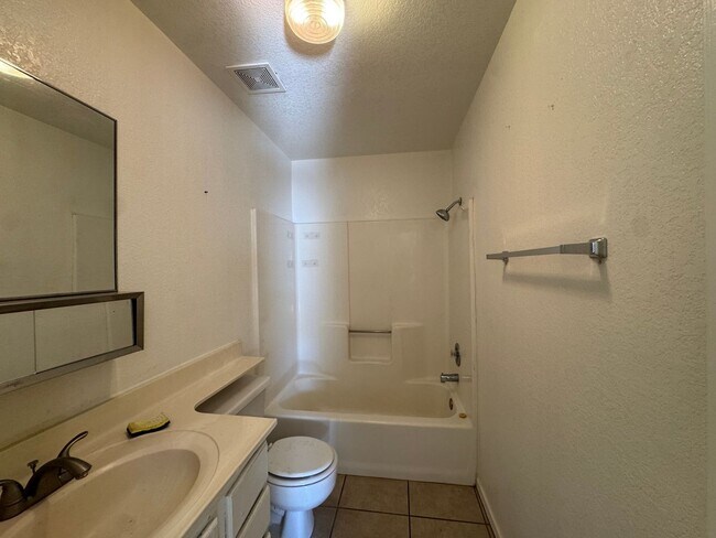 Building Photo - 3BR Duplex with gated yard and Garage