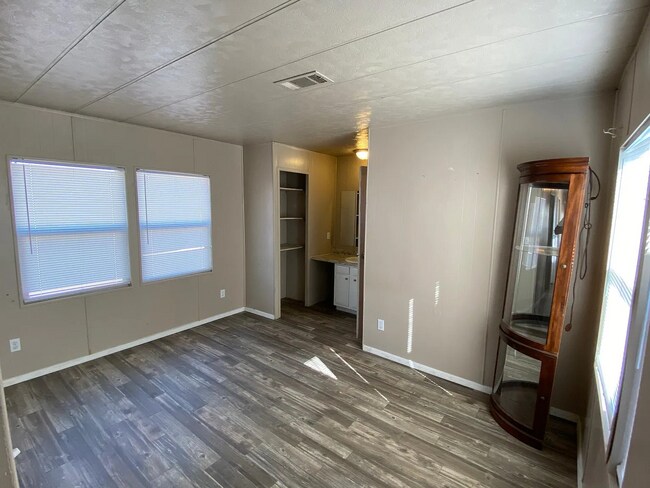 Building Photo - 6251 W Bilby Rd