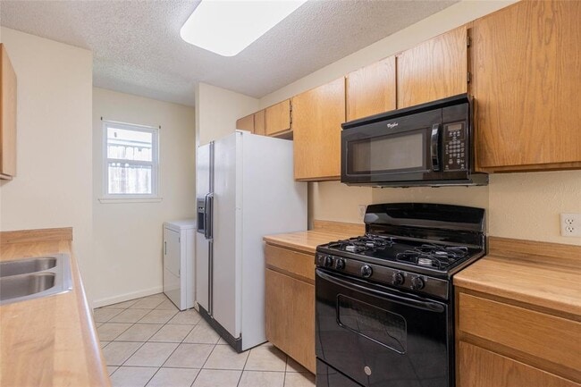 Building Photo - 909 Kavanagh Dr