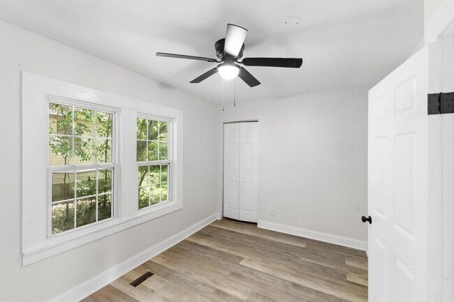 Building Photo - 547 Horry St NE