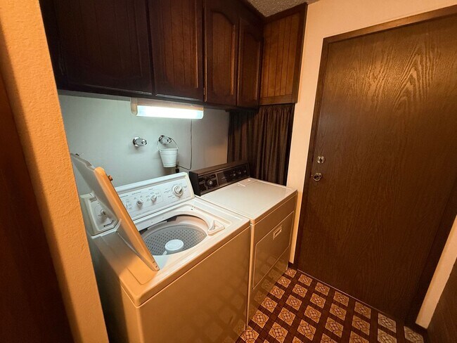 Building Photo - Save $500 on 2nd Month Rent