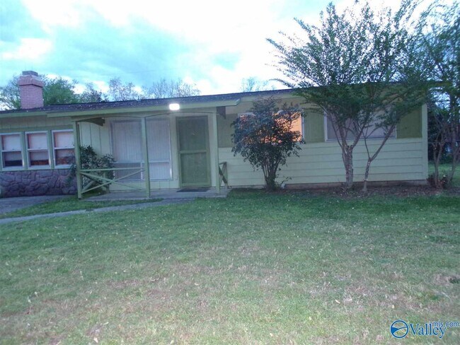 Building Photo - 2107 Fernbrook Dr NE