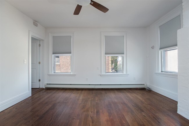 Building Photo - 76 Bowers St