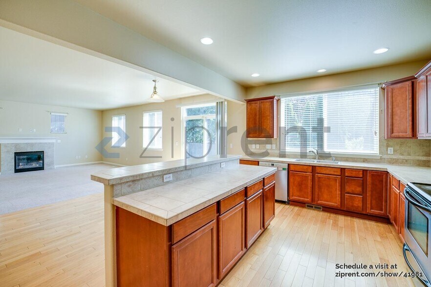 Building Photo - 2344 Pleasanton Ct SE