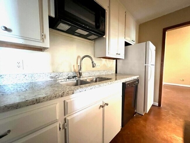Building Photo - 3bed 2bath 2car now available