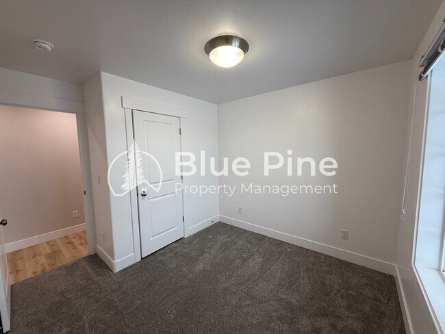 Building Photo - 4335 N Dudley Ave