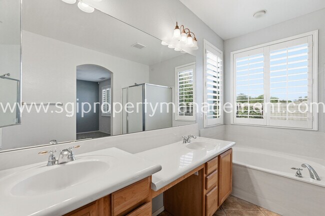 Building Photo - 12442 N 82nd Ln