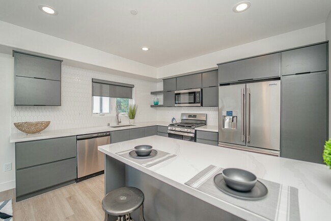 Building Photo - 2115 Holly Dr