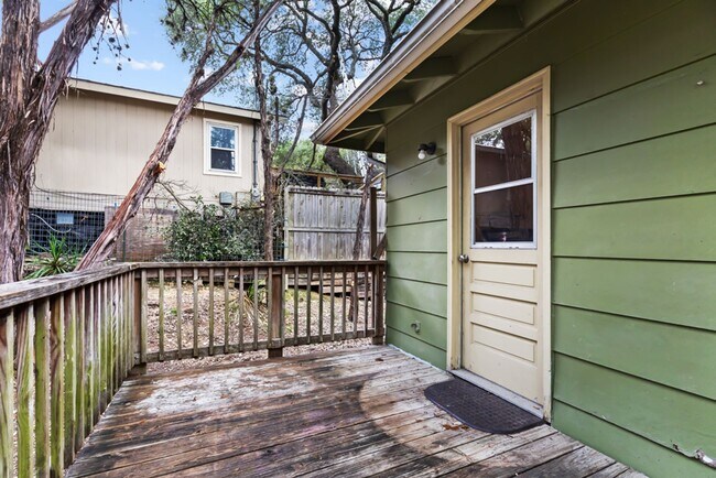 Building Photo - Move-In Ready 3-Bedroom Home in Beautiful Lakehills