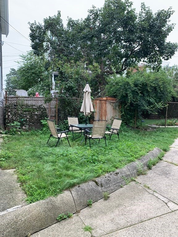 Building Photo - 841 E 5th St