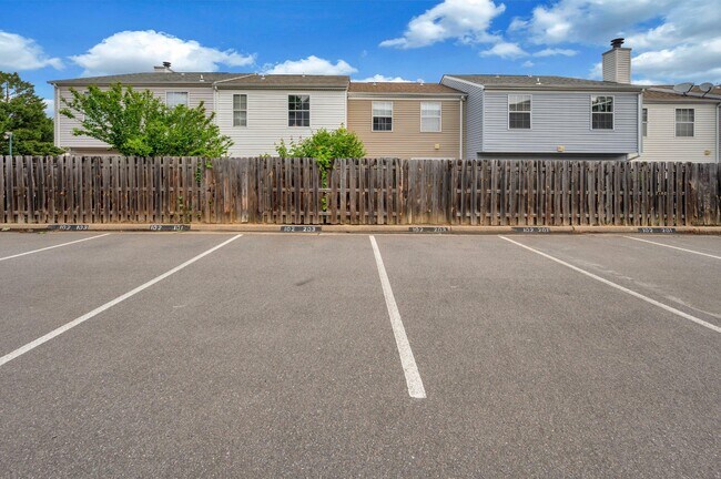 Building Photo - 102 Piccadilly Ln