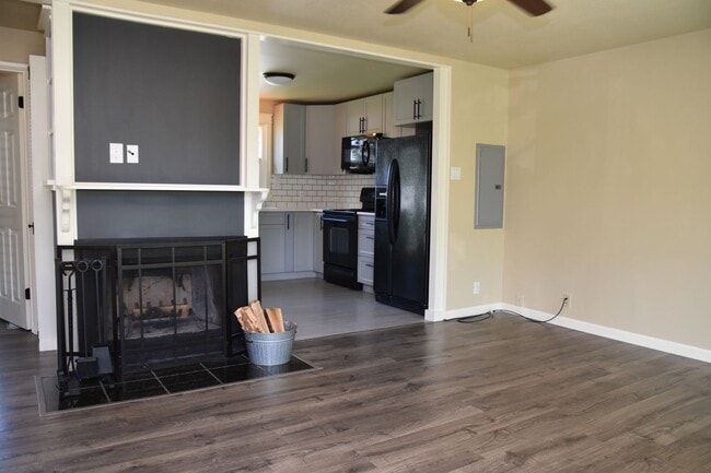 Building Photo - Updated 2 Bed 1 Bath on Large lot with Fenced Backyard and detached Garage!