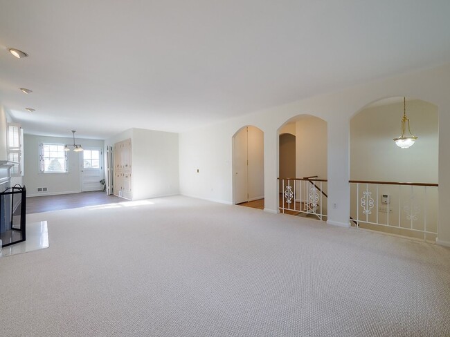 Building Photo - 2702 Navarre Dr