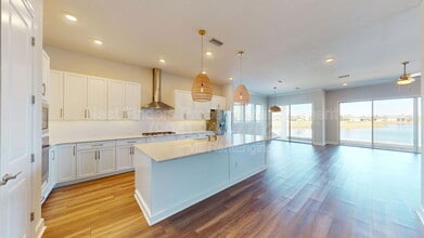 Building Photo - 10682 Aventura Dr