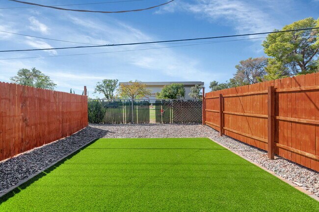 Building Photo - Remodeled 1BR with Private Yard + $250 Gif...