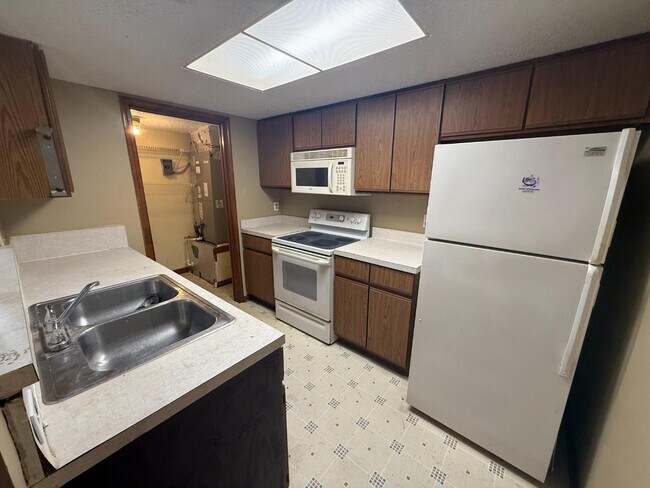 Building Photo - 5549 Cabot Dr N