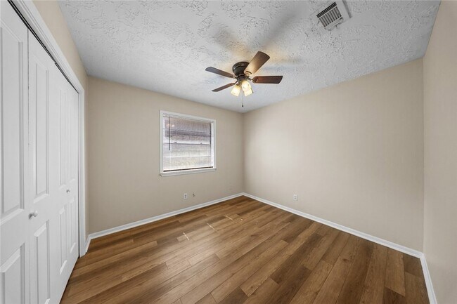 Building Photo - 1417 Hillside Dr