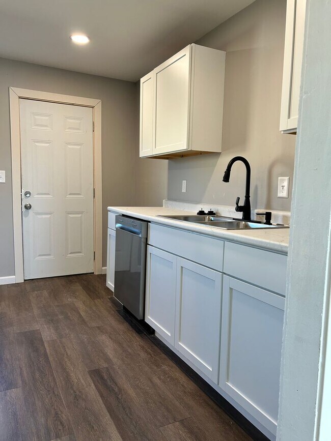 Building Photo - Newly Remodeled!