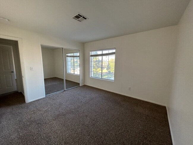 Building Photo - 3 Bed Townhome For Rent in Henderson!