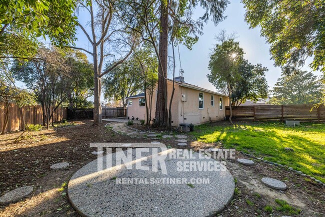 Building Photo - Charming Del Paso Manor Home