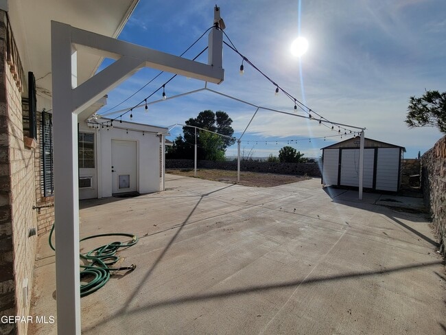 Building Photo - 305 Garden Grove Ln