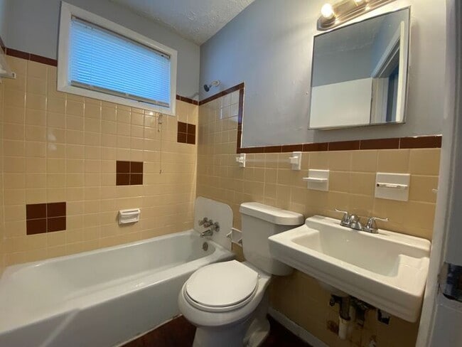 Building Photo - 2 Bed / 1 Bath Apartment on 2nd Ave - Walk Downtown!