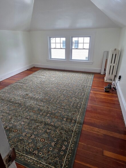 Small living space - 164 Laurel Pl