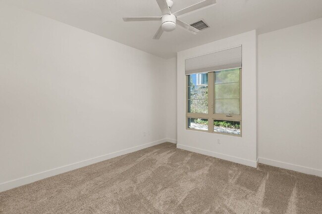 Building Photo - "Spacious, Sophisticated, Modern 3BR, 2BA Condo in the heart of downtown