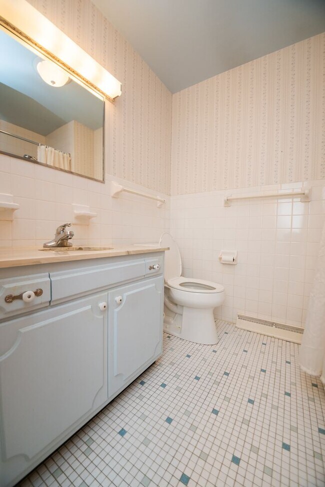 Building Photo - 3 bed 2 bath home in Valparaiso